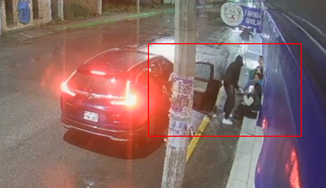 Cámara capta momento en que asaltan a personas que esperaban el camión en Soledad