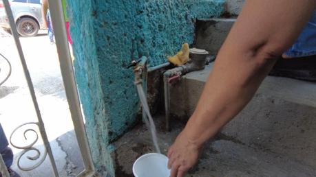 Mejora Interapas suministro de agua en privada de “Comandantes” de la colonia Simón Díaz, tras mantenimiento a la red de agua potable