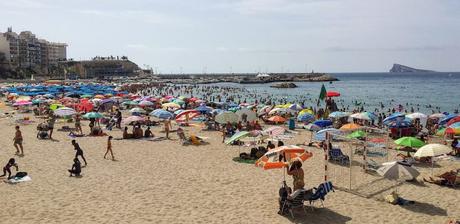 Playa De Benidorm En Temporada Alta