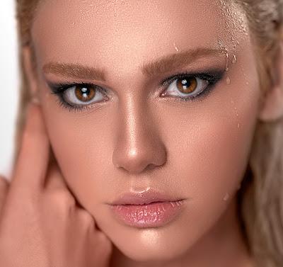 Mujer con los ojos marrones perfilados en negro y gris Mujer con los ojos marrones perfilados en negro y gris