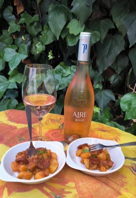 Patatas guisadas con chorizo, un clásico en forma de tapa, acompañadas con vino Aires Rosé de Protos