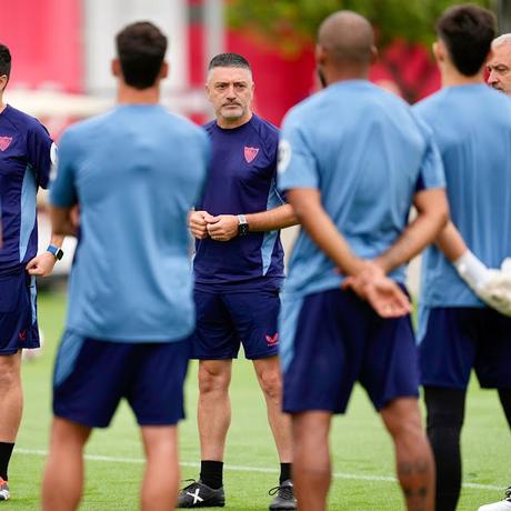 García Pimienta, con una cara nueva y con muchos descartes en la plantilla