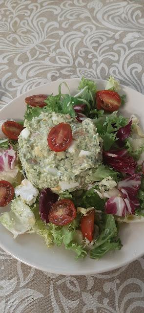 ENSALADILLA DE SALMÓN, HUEVO Y AGUACATE