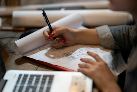 Historia del boligrafo, un viaje por el origen del famoso instrumento de escritura