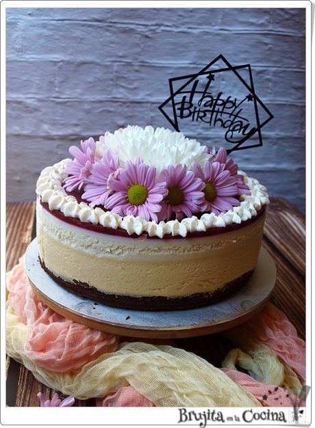 Tarta mousse de mango, chocolate blanco y frutos rojos