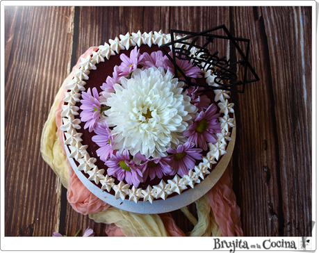Tarta mousse de mango, chocolate blanco y frutos rojos