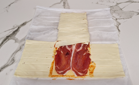 Trenza de hojaldre rellena de jamón serrano y queso