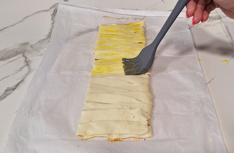 Trenza de hojaldre rellena de jamón serrano y queso