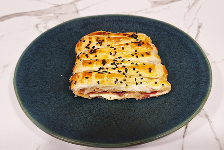 Trenza de hojaldre rellena de jamón serrano y queso