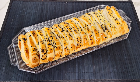 Trenza de hojaldre rellena de jamón serrano y queso