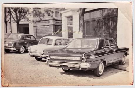 Valiant III, Isard Royal T 700 y Peugeot 403 frente al garaje