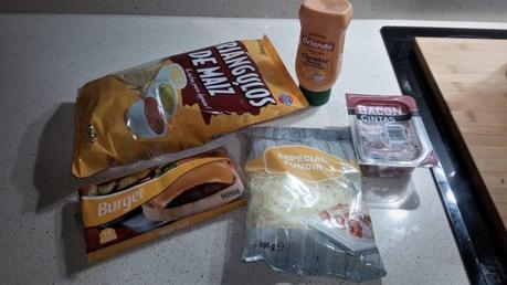 Ingredientes nachos de maíz con bacón y queso