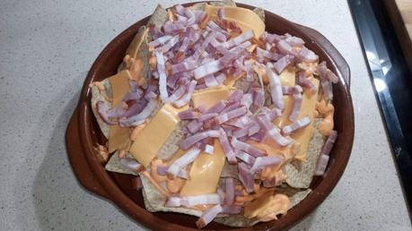 Nachos con bacón y queso quedar