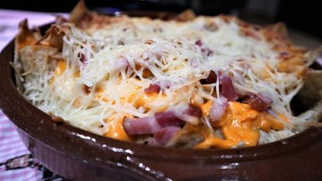 Nachos con bacón y queso