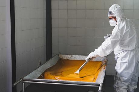 La comunidad indígena de los Arhuacos se dedica a a la elaboración de panela en esta región de Colombia. La comunidad indígena de los Arhuacos se dedica a a la elaboración de panela en esta región de Colombia.