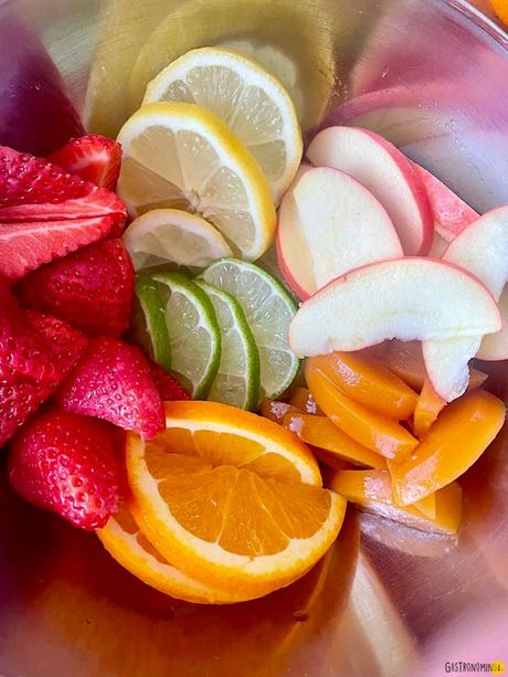 Sangría de vino blanco, refrescante bebida frutal, colorida y peligrosa