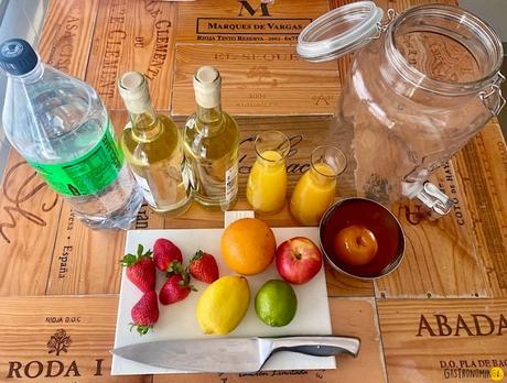 Sangría de vino blanco, refrescante bebida frutal, colorida y peligrosa