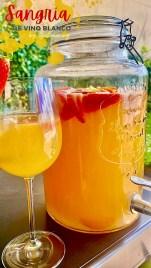 Sangría de vino blanco, refrescante bebida frutal, colorida y peligrosa