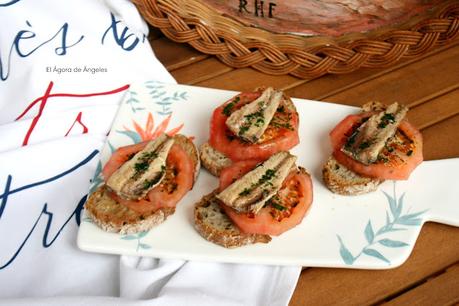 Tosta de tomate y sardina