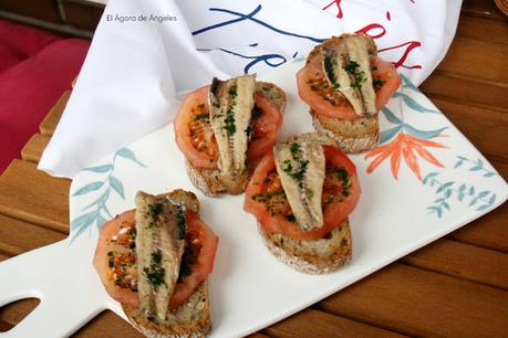 Tosta de tomate y sardinas
