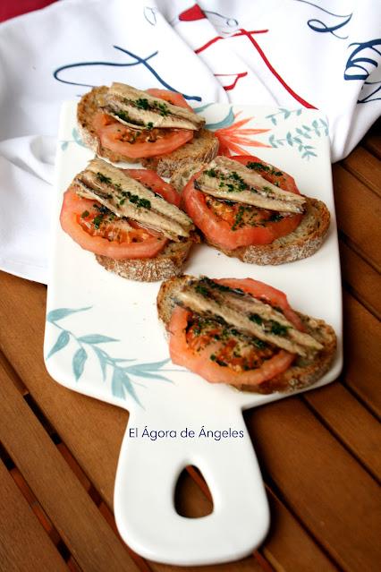 Tosta de tomate y sardinas