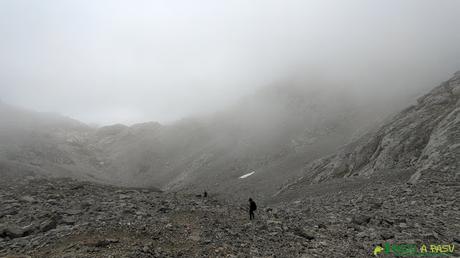 Bajando al Refugio de Andara desde el Valdominguero