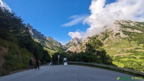 Entrada a la pista en la Curvona de Sotres