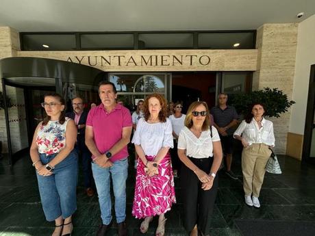 EL AYUNTAMIENTO DE DOS HERMANAS SE CONCENTRA CONTRA LA VIOLENCIA MACHISTA