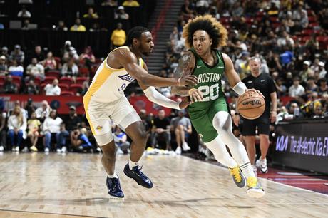 LAS VEGAS, NEVADA – 15 DE JULIO: Bronie James Jr. #9 de Los Angeles Lakers es conducido por JD Davison #20 de los Boston Celtics durante la primera mitad de un partido de la Liga de Verano de la NBA en el Thomas & Mack Center el 15 de julio de 2024. .  En Las Vegas, Nevada.  Nota para el usuario: al descargar o utilizar esta fotografía, el usuario reconoce y acepta expresamente que acepta los términos y condiciones del Acuerdo de licencia de Getty Images.  (Foto de Candice Ward/Getty Images)