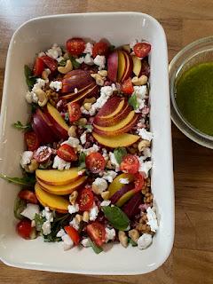 ENSALADA CON NECTARINAS, ANACARDOS Y LENTEJAS.