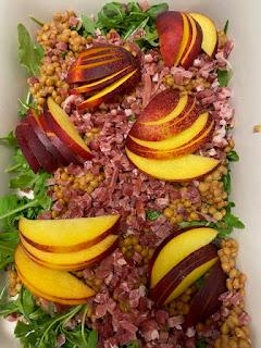 ENSALADA CON NECTARINAS, ANACARDOS Y LENTEJAS.