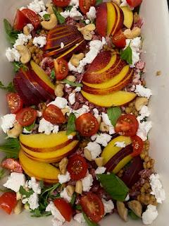 ENSALADA CON NECTARINAS, ANACARDOS Y LENTEJAS.