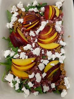 ENSALADA CON NECTARINAS, ANACARDOS Y LENTEJAS.