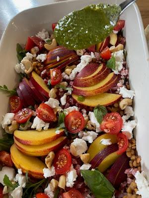 ENSALADA CON NECTARINAS, ANACARDOS Y LENTEJAS.