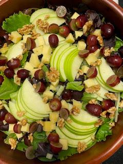 ENSALADA  CON MANZANA UVAS Y QUESO