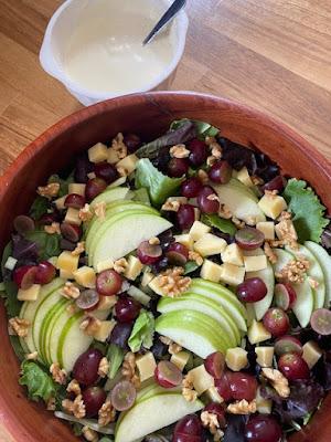 ENSALADA  CON MANZANA UVAS Y QUESO