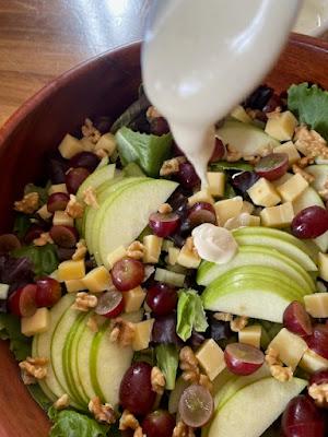 ENSALADA  CON MANZANA UVAS Y QUESO