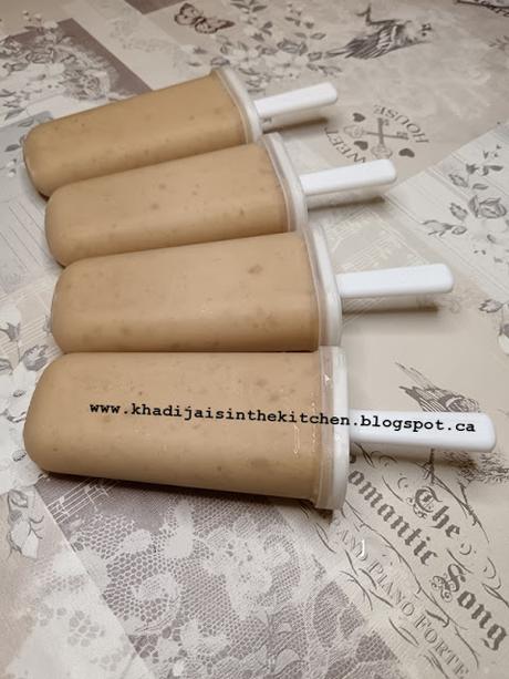 SUCETTES GLACÉES À LA BANANE ET AU BEURRE D’ARACHIDES / BANANA PEANUT BUTTER POPSICLES / PALETAS DE PLÁTANO Y MANTEQUILLA DE MANÍ / مصاصات الموز و زبدة الفول السوداني المجمدة SUCETTES GLACÉES À LA BANANE ET AU BEURRE D’ARACHIDES / BANANA PEANUT BUTTER POPSICLES / PALETAS DE PLÁTANO Y MANTEQUILLA DE MANÍ / مصاصات الموز و زبدة الفول السوداني المجمدة