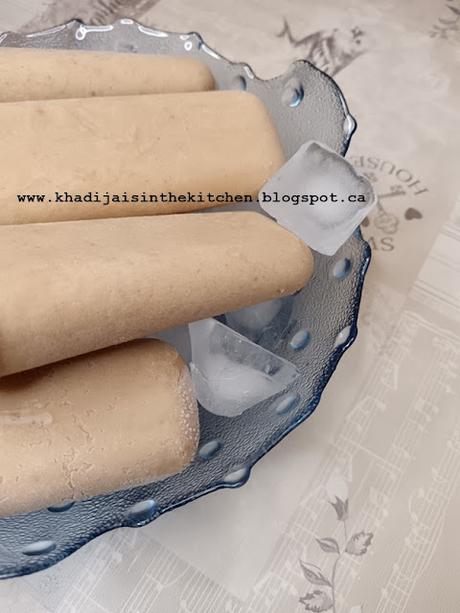 SUCETTES GLACÉES À LA BANANE ET AU BEURRE D’ARACHIDES / BANANA PEANUT BUTTER POPSICLES / PALETAS DE PLÁTANO Y MANTEQUILLA DE MANÍ / مصاصات الموز و زبدة الفول السوداني المجمدة