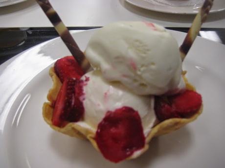 HELADO DE YOGUR GRIEGO EN TULIPA DE BARQUILLO CON FRESAS