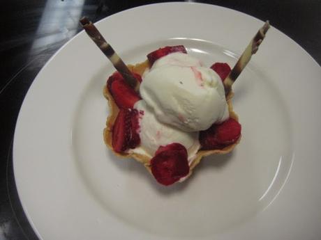 HELADO DE YOGUR GRIEGO EN TULIPA DE BARQUILLO CON FRESAS
