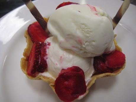 HELADO DE YOGUR GRIEGO EN TULIPA DE BARQUILLO CON FRESAS