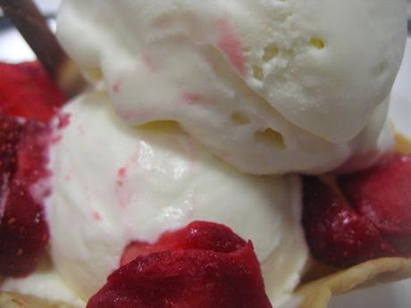 HELADO DE YOGUR GRIEGO EN TULIPA DE BARQUILLO CON FRESAS