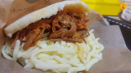 Arepa de carne mechada y queso blanco en la Despensa de Antojos Araguaney, La Despensa Antojos Araguaney arepas, La Despensa Antojos Araguaney antojitos venezolanos, La Despensa Antojos Araguaney cocina callejera venezolana