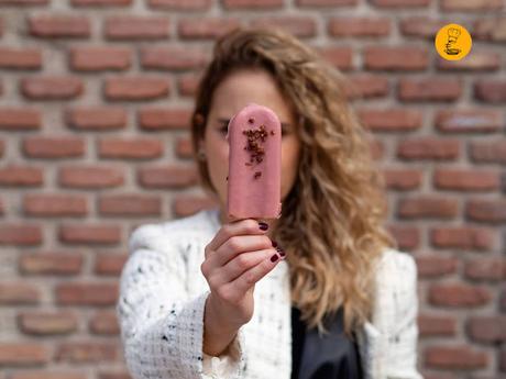 Polo de mango cubierto de chocolate ruby (3€)