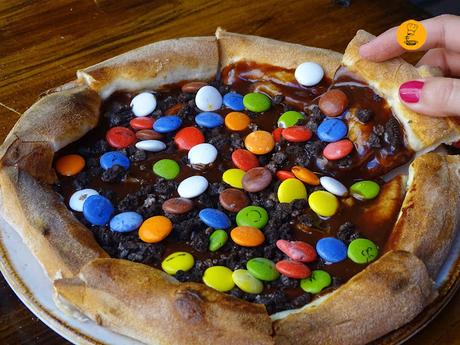 Pizza de Nutella, Lacasitos y Oreo en Bizzo