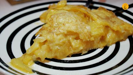 Pincho de tortilla de cebolla caramelizada en el Pez Tortilla