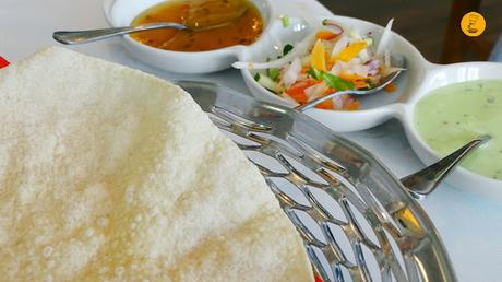 Papadum acompañado de salsa de menta, yogur y ajo, mango y un picado de verduras en Shampan Indian Madrid