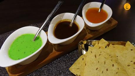 Pan de lentejas con comino acompañado de salsa de mango, menta y tamarindo en Doli Madrid