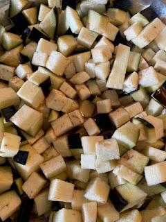 PASTA CON BERENJENAS, TOMATES Y PIÑONES